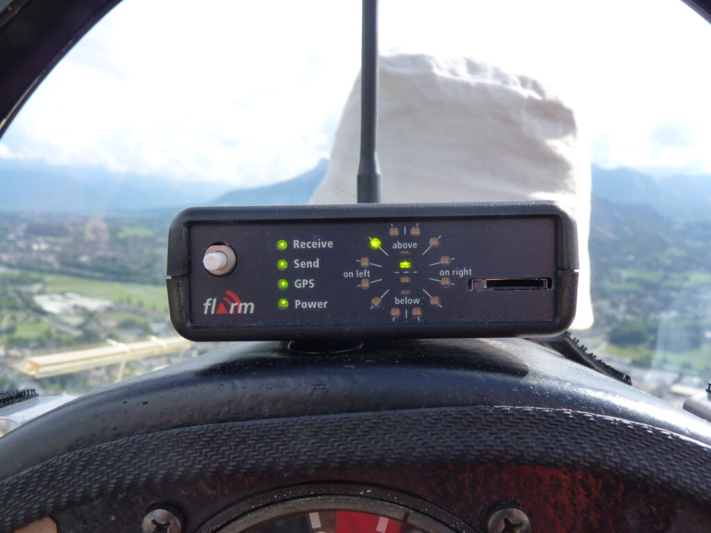 FLARM-Kollisionswarngerät mit Display, Kabeln und Antennen für den Segelflug
