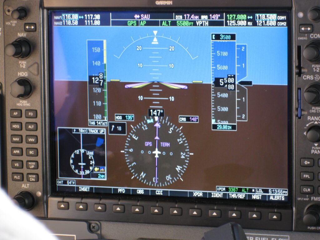 Primary Flight Display eines Garmin G1000 im Cockpit eines Flugzeugs