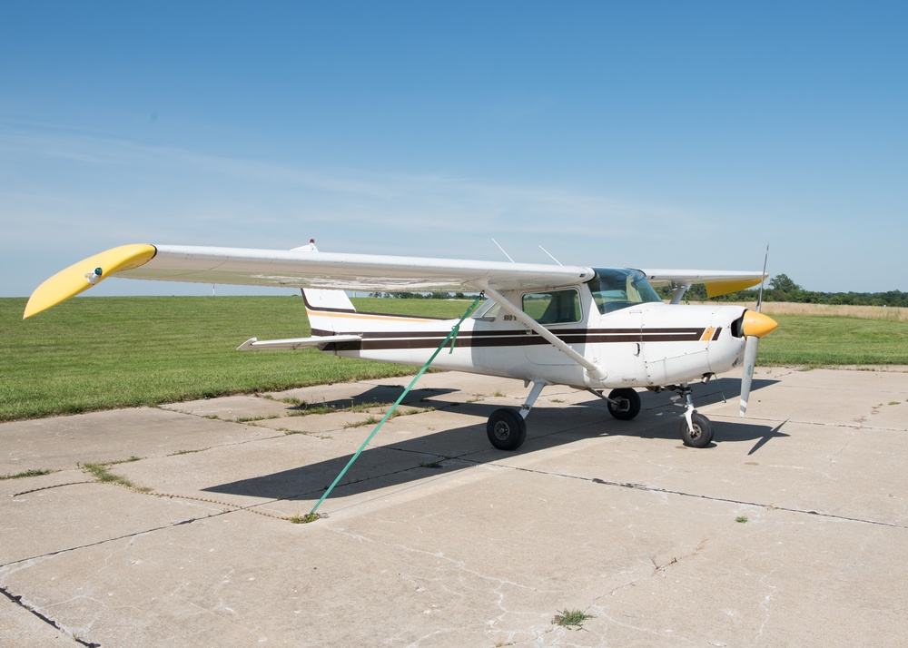 Abgestellte und gesicherte Cessna 152 vor dem ersten Flug nach einer Übergabe
