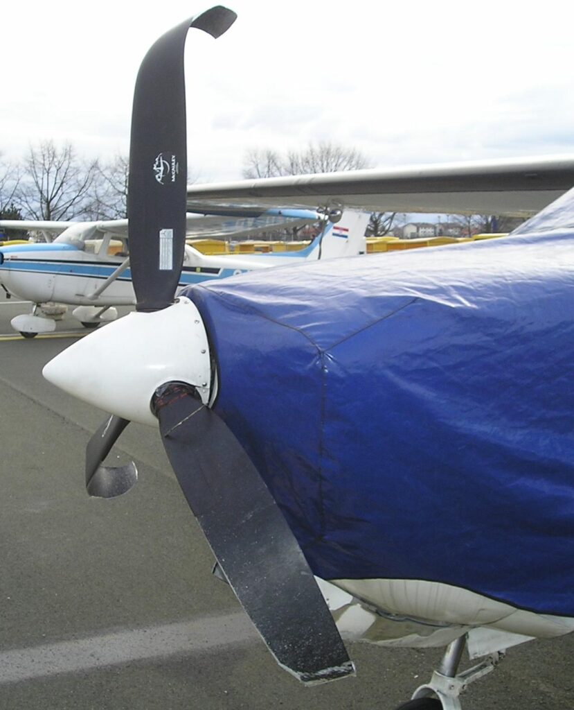 Deutlich beschädigter Propeller eines Flugzeugs als Beispiel für einen Propellerstrike