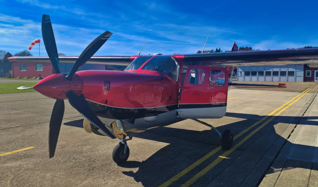 Rote Cessna P210 Silver Eagle auf dem Vorfeld