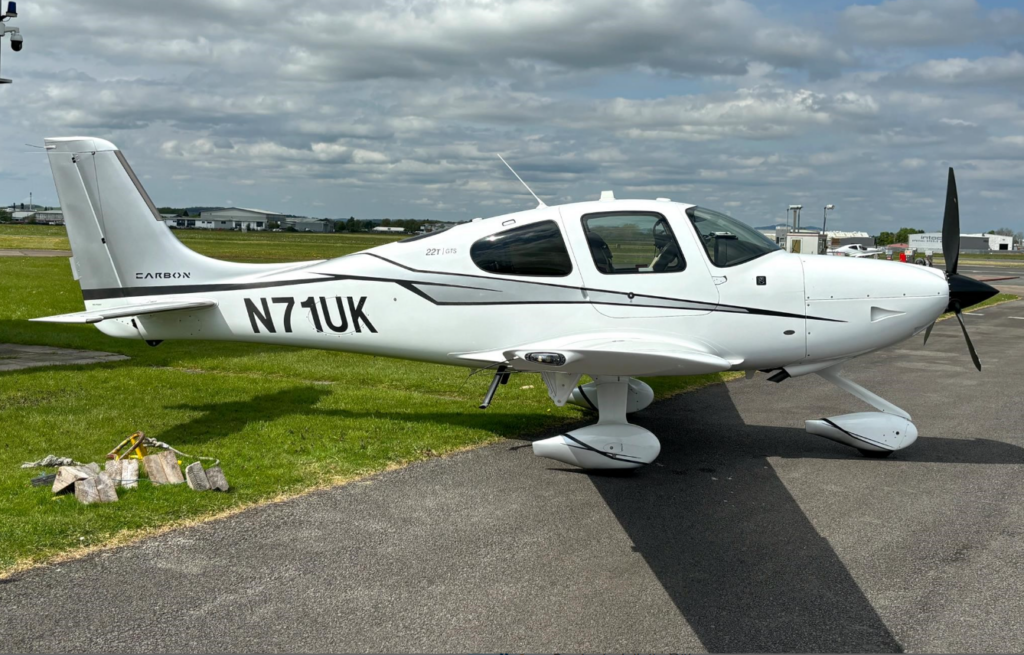 Cirrus SR22T G5 GTS N71UK auf dem Vorfeld