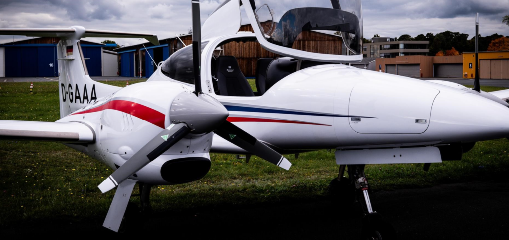 Weiße Diamond DA42 D-GAAA mit geöffneter Kabinenhaube