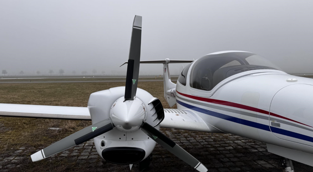 Weiße Diamond DA42 NG D-GCUP auf dem Vorfeld