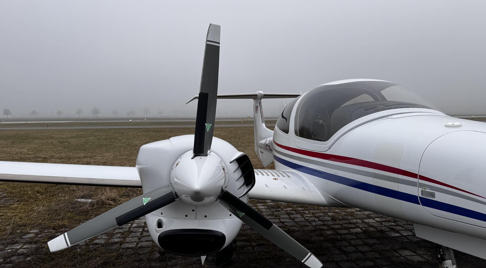 Weiße Diamond DA42 NG D-GCUP auf dem Vorfeld