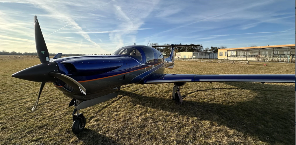 Blaue Diamond DA50 RG D-EEJS auf dem Vorfeld