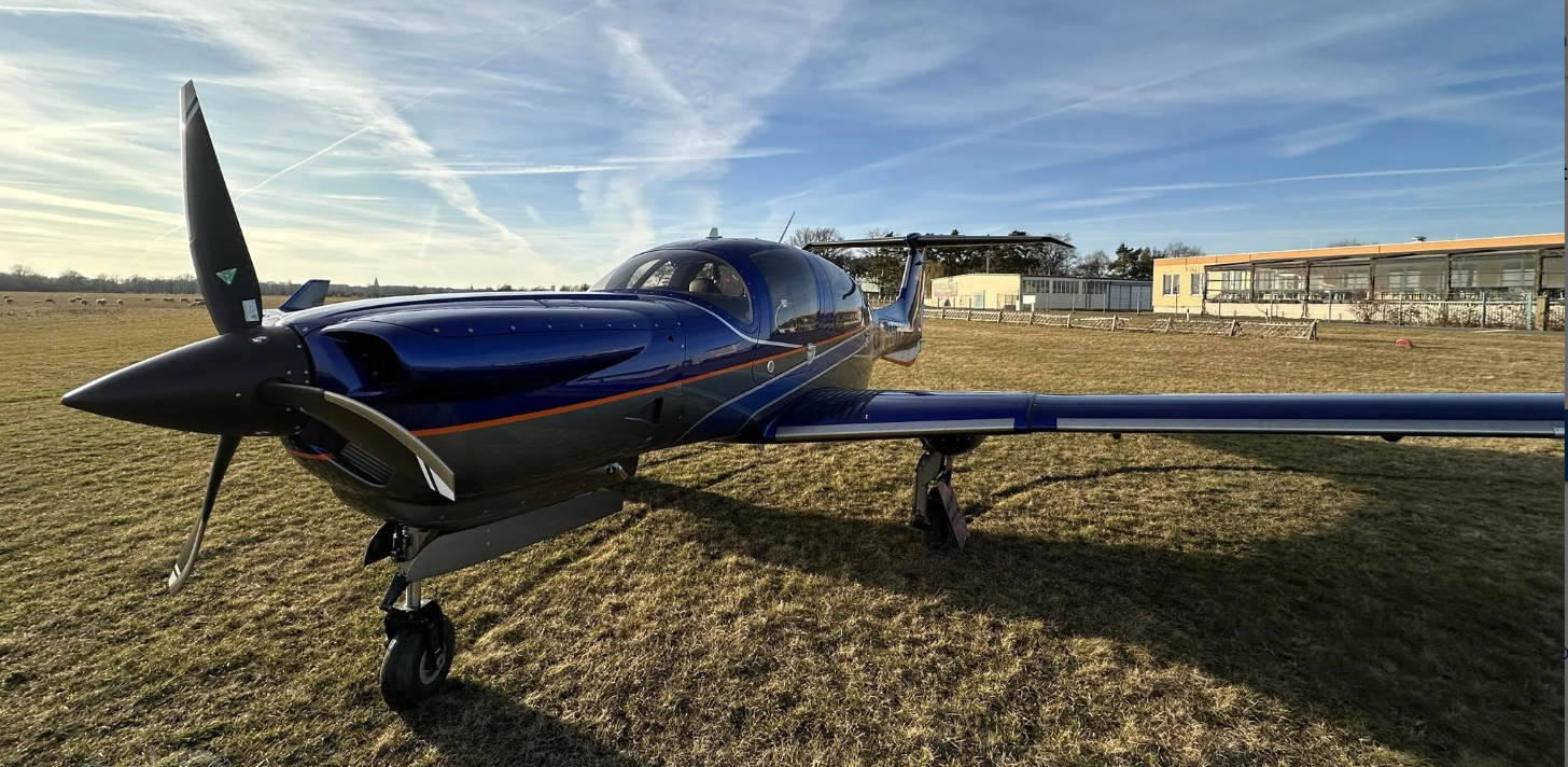 Blaue Diamond DA50 RG D-EEJS auf dem Vorfeld