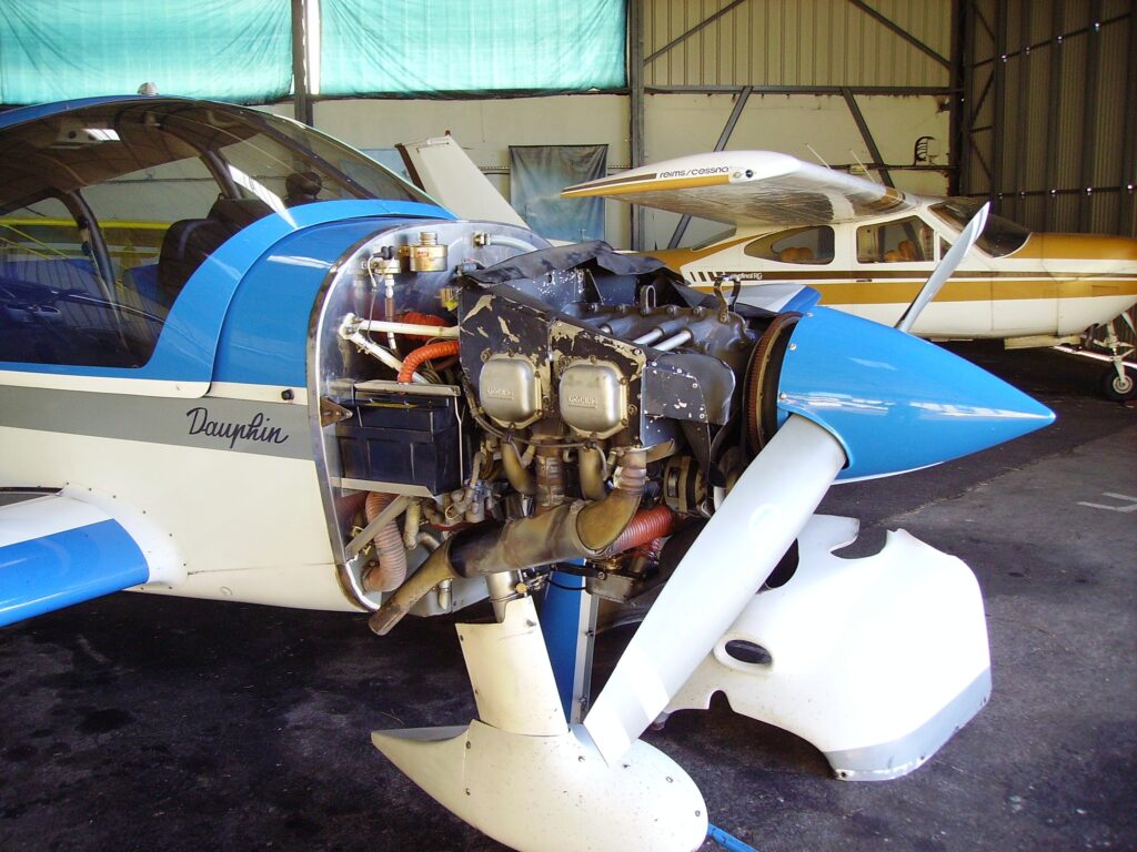 Robin DR400 mit geöffnetem Lycoming-Motor im Hangar