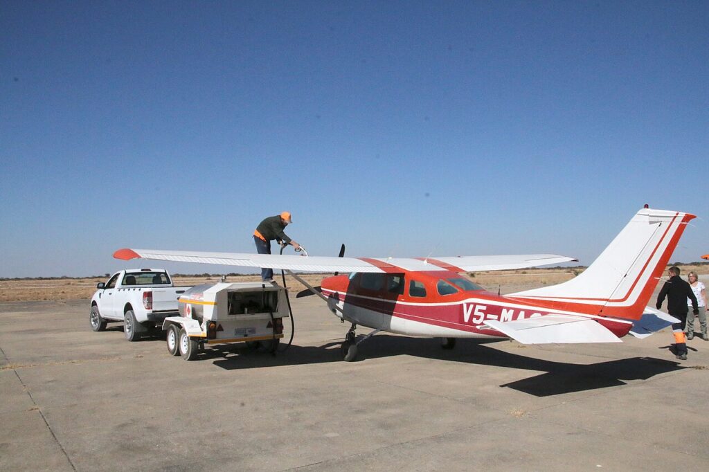 Kleinflugzeug bei der Betankung mit Flugbenzin
