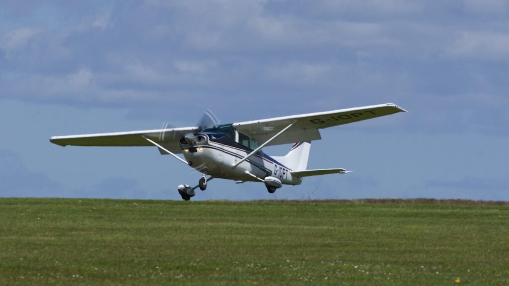 Cessna 182P im Endanflug bei starkem Seitenwind
